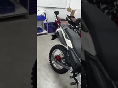 রাস্তার বাইকের চেহারা চারপাশে ছুঁড়ে ফেলা হয়, যা এর অতুলনীয় নকশা আকর্ষণ দেখায়